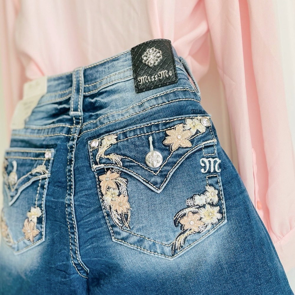 Miss Me RARE Floral Pocket
Styling Embroidery Gemstone Mid-Rise Short sz 28 NWT